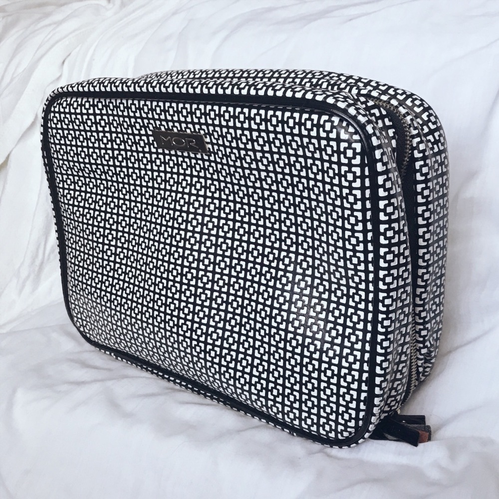 🍁 Hanging Fold-Out Toiletry Case